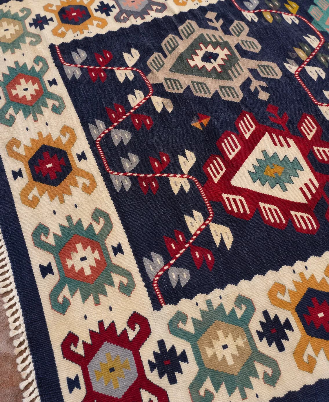 Tribal / folk-inspired geometric Kilim ( Motif )